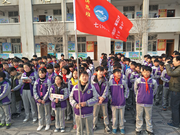 七年级举行班级歌唱比赛