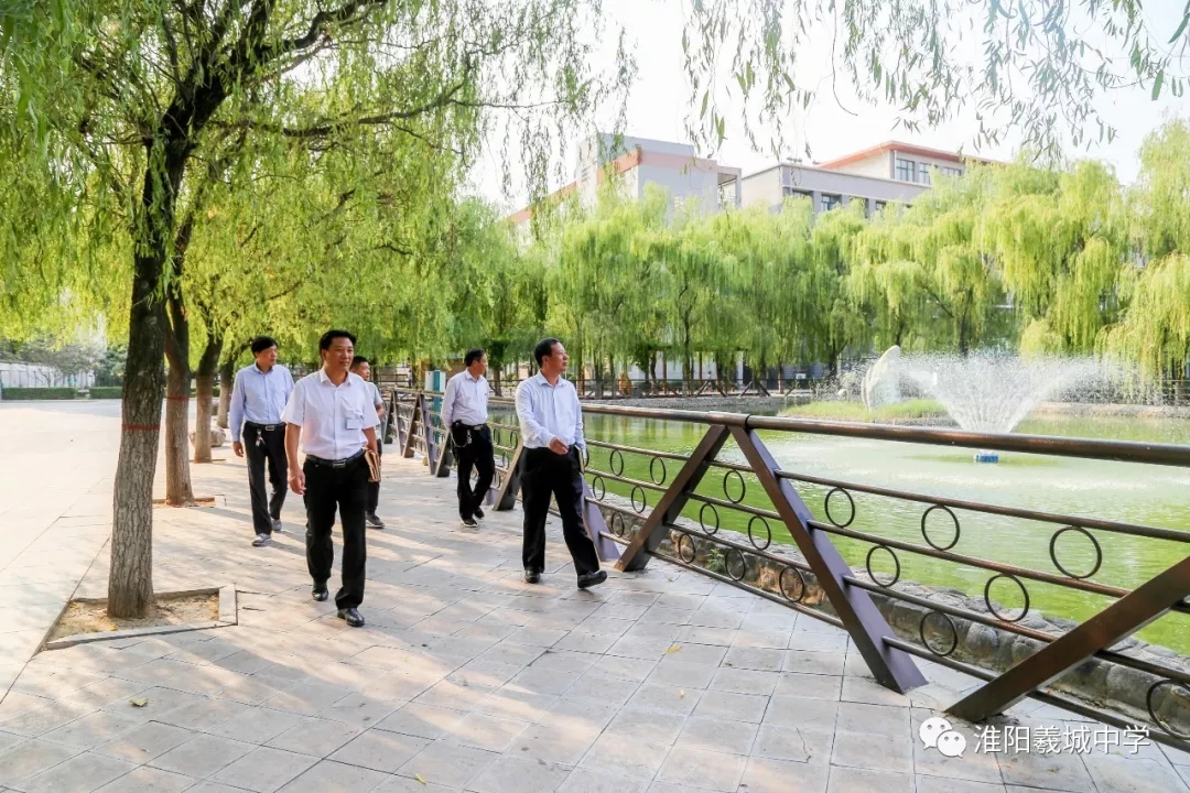 淮阳县教体局局长师建峰莅临羲城中学调研