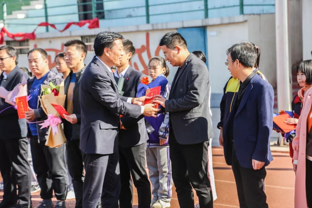 淮阳羲城中学隆重召开期中表优大会
