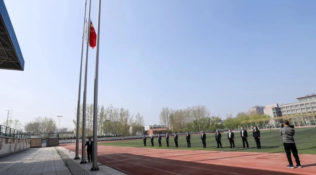 淮阳羲城中学举行升旗降半旗仪式、缅怀抗疫英雄哀悼逝者主题教育活动