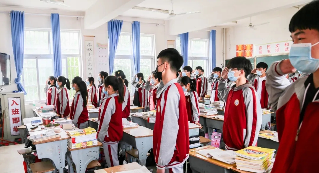 淮阳羲城中学举行“开学第一课”之升旗仪式