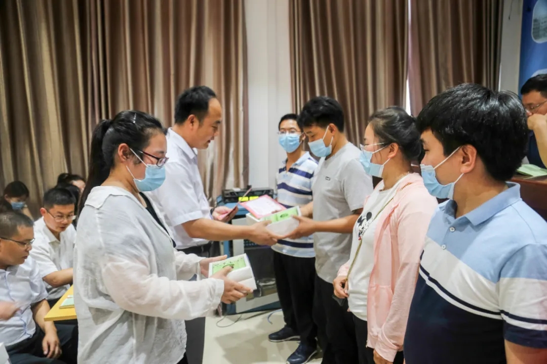 不负韶华 砥砺前行——羲城中学举行期中考试表优暨教育大会