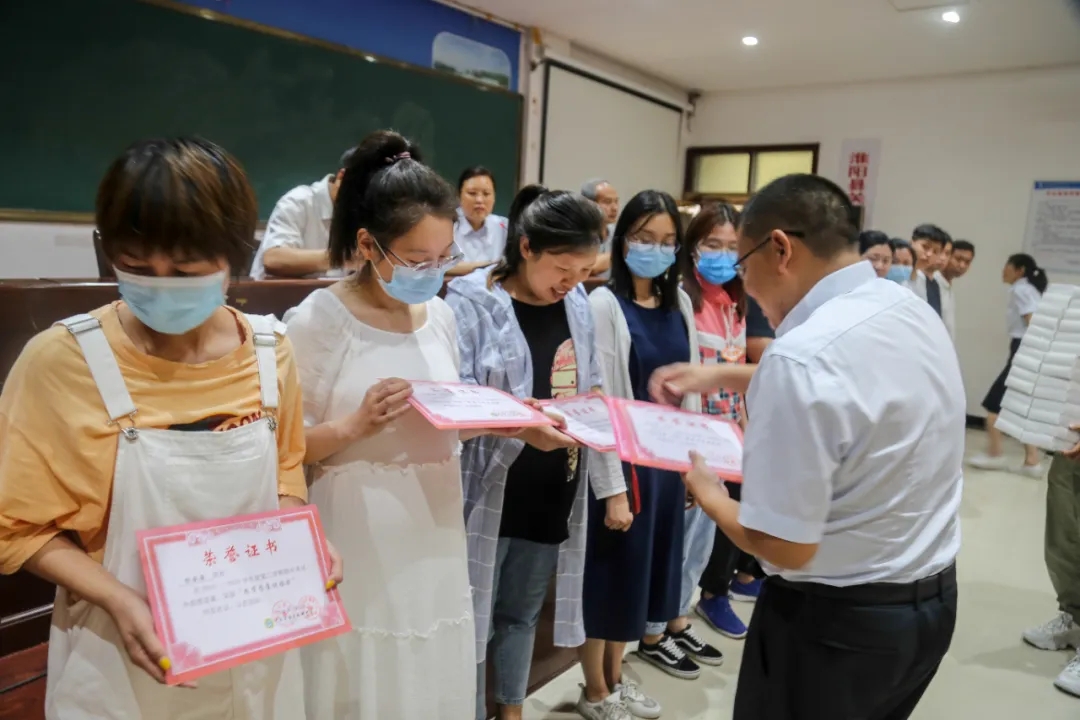 不负韶华 砥砺前行——羲城中学举行期中考试表优暨教育大会