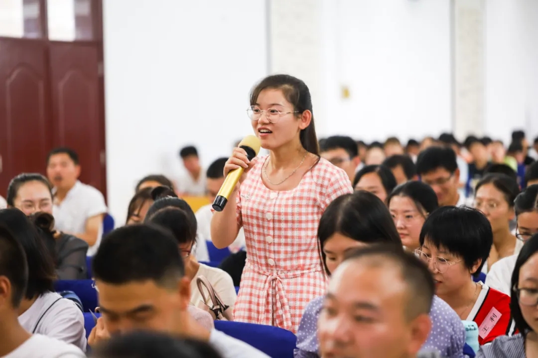 淮阳羲城中学举行《沟通的艺术与科学》班主任培训会