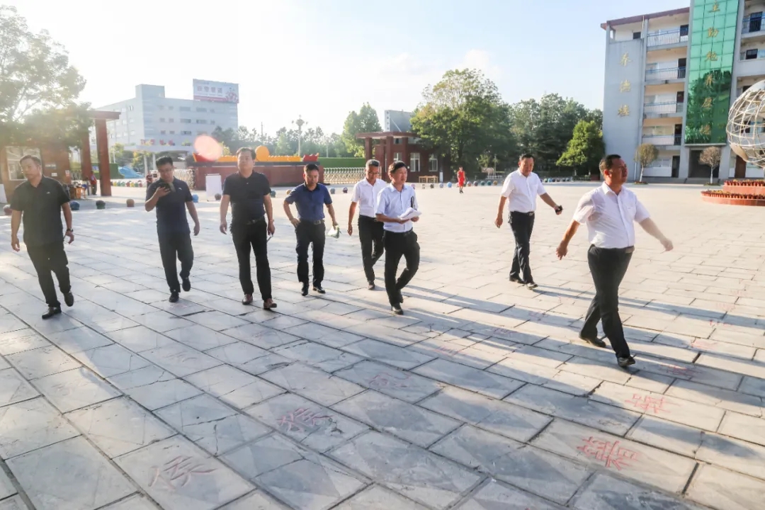 淮阳区教体局局长师建峰一行莅临羲城中学督导创卫工作