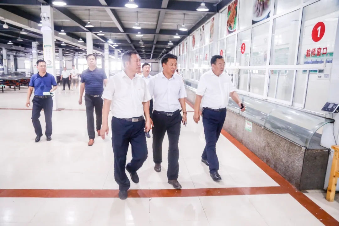 淮阳区教体局局长师建峰一行莅临羲城中学督导创卫工作