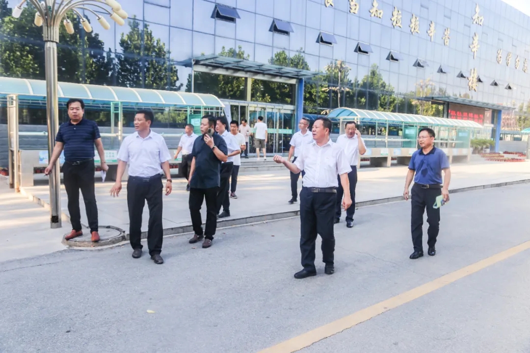 淮阳区教体局局长师建峰一行莅临羲城中学督导创卫工作