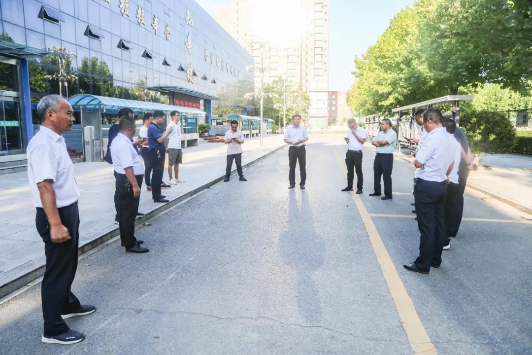 淮阳区教体局局长师建峰一行莅临羲城中学督导创卫工作