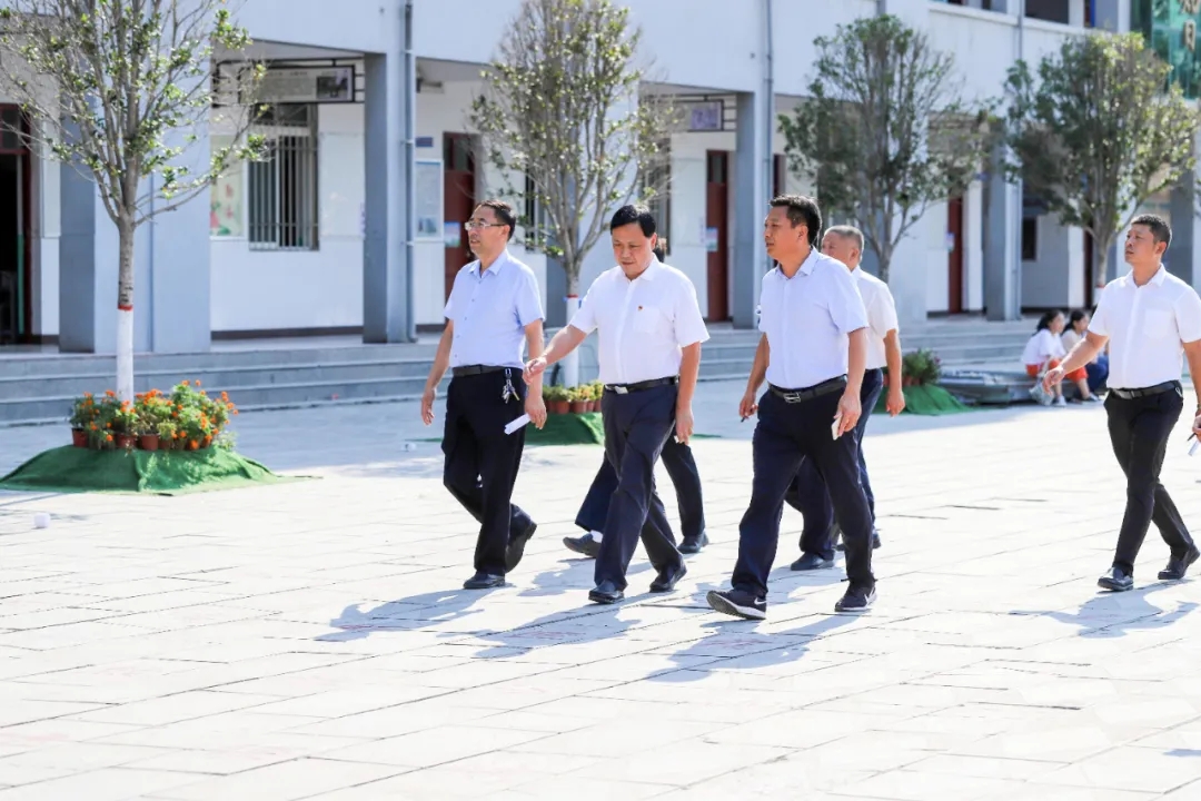 淮阳区委副书记胡东河莅临羲城中学督导创卫工作