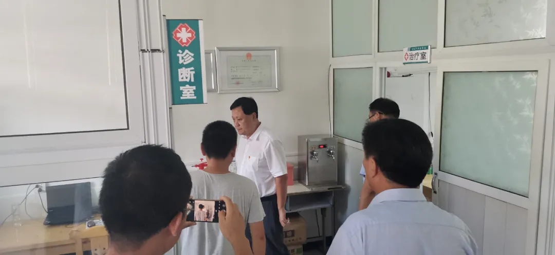 淮阳区委副书记胡东河莅临羲城中学督导创卫工作