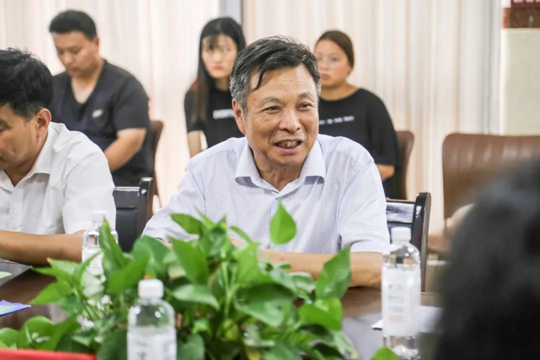 周口师范学院陆相欣、陈喜玲副校长一行莅临羲城中学慰问实习教师