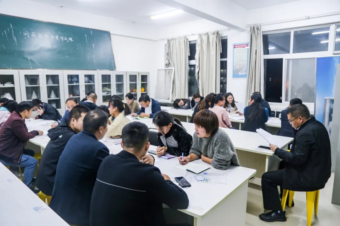 淮阳区羲城中学三届四次教职工代表大会胜利召开